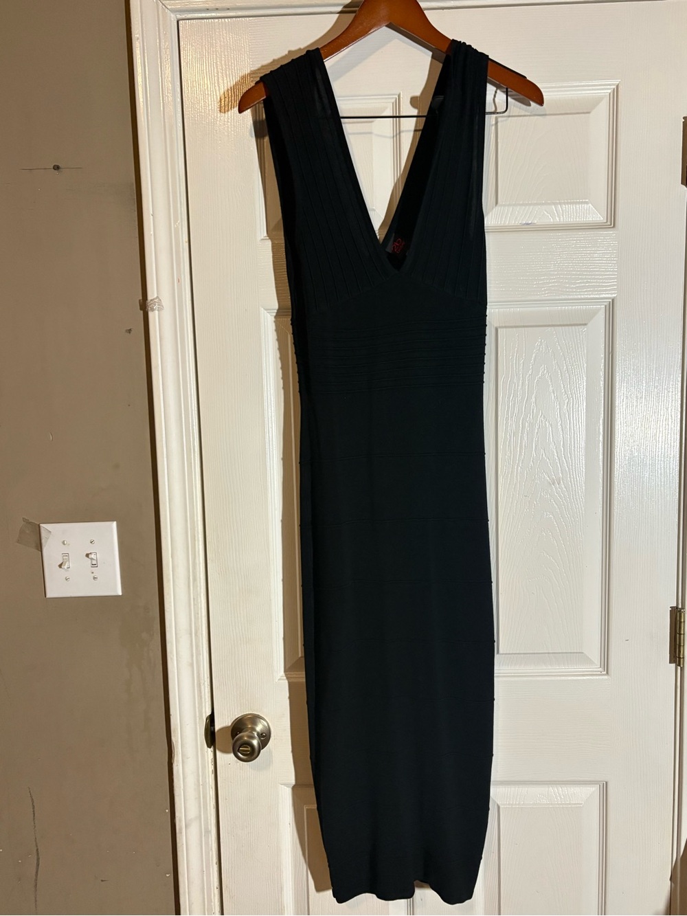 2B Bebe Black Sleeveless V-Neck Midi Dress